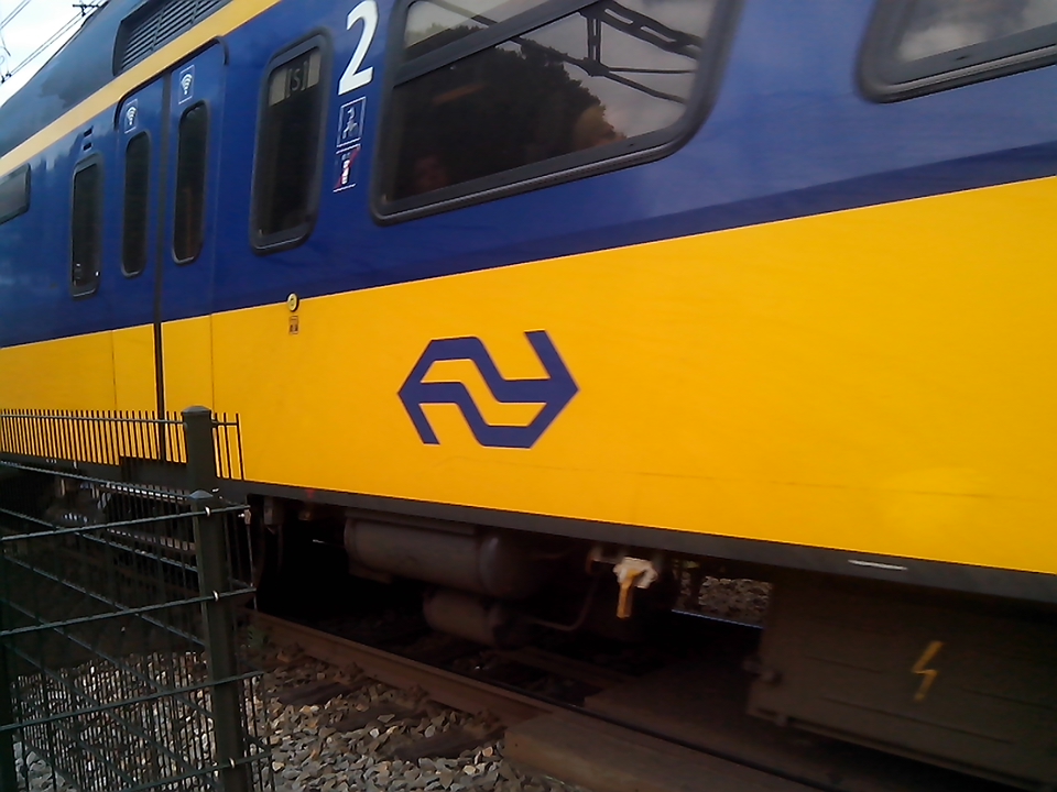 Intercity passeerd snel NS 